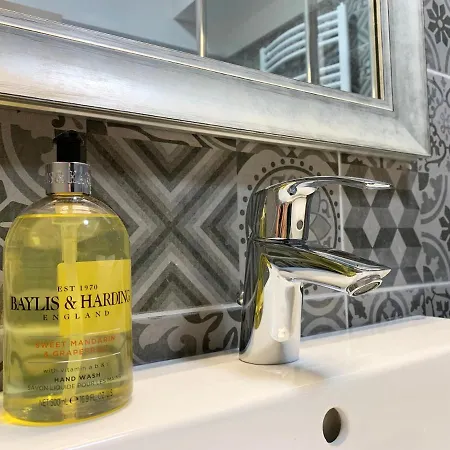 A Chic Lakeside Dig - Alexandra דירה