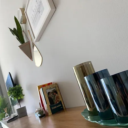 A Chic Lakeside Dig - Alexandra דירה