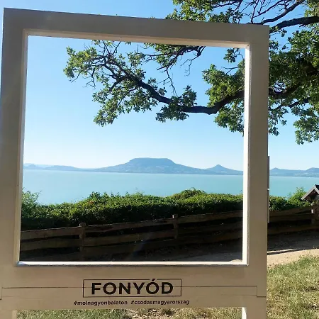 A Chic Lakeside Dig - Alexandra דירה