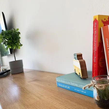 A Chic Lakeside Dig - Alexandra דירה