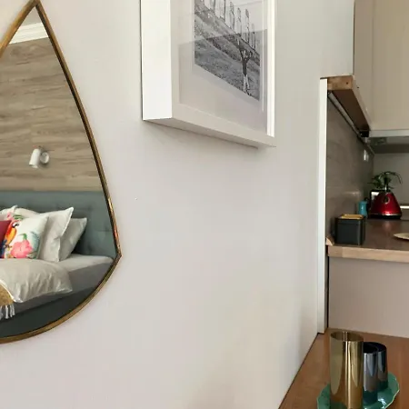 A Chic Lakeside Dig - Alexandra דירה