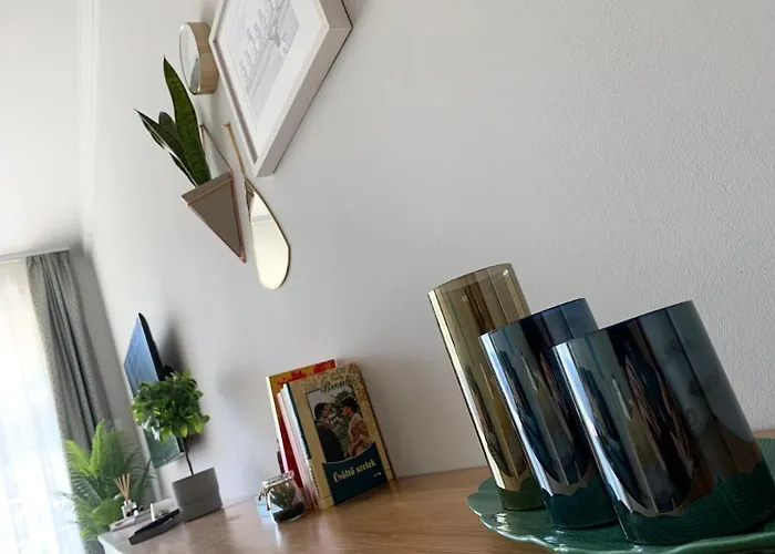 A Chic Lakeside Dig - Alexandra Lejlighed