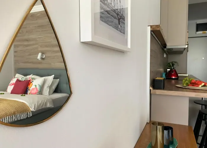 A Chic Lakeside Dig - Alexandra Lejlighed
