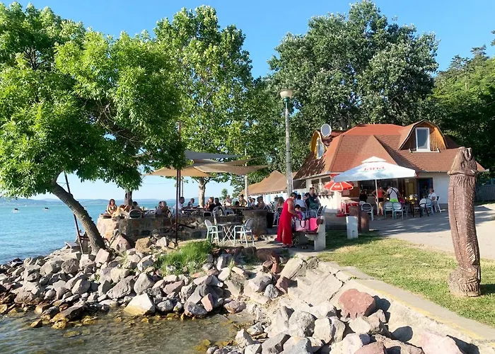 A Chic Lakeside Dig - Alexandra Lejlighed